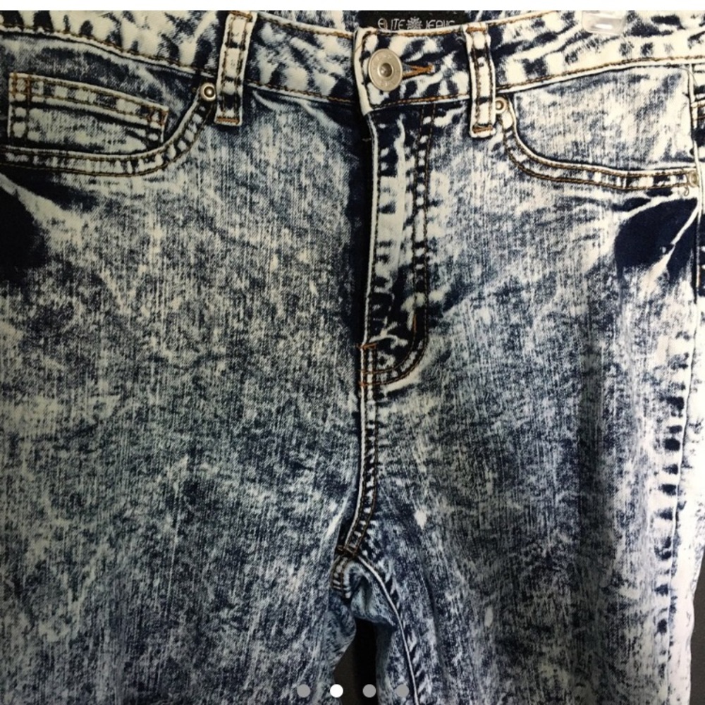 HIGH WAISTED, RIPPED, AND ACID WASHED JEANSSSS‼️🔥